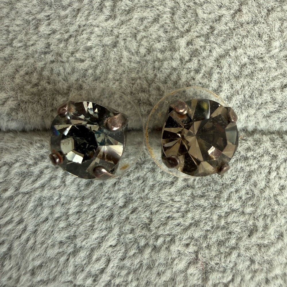 Chrystal grey glass stud earrings